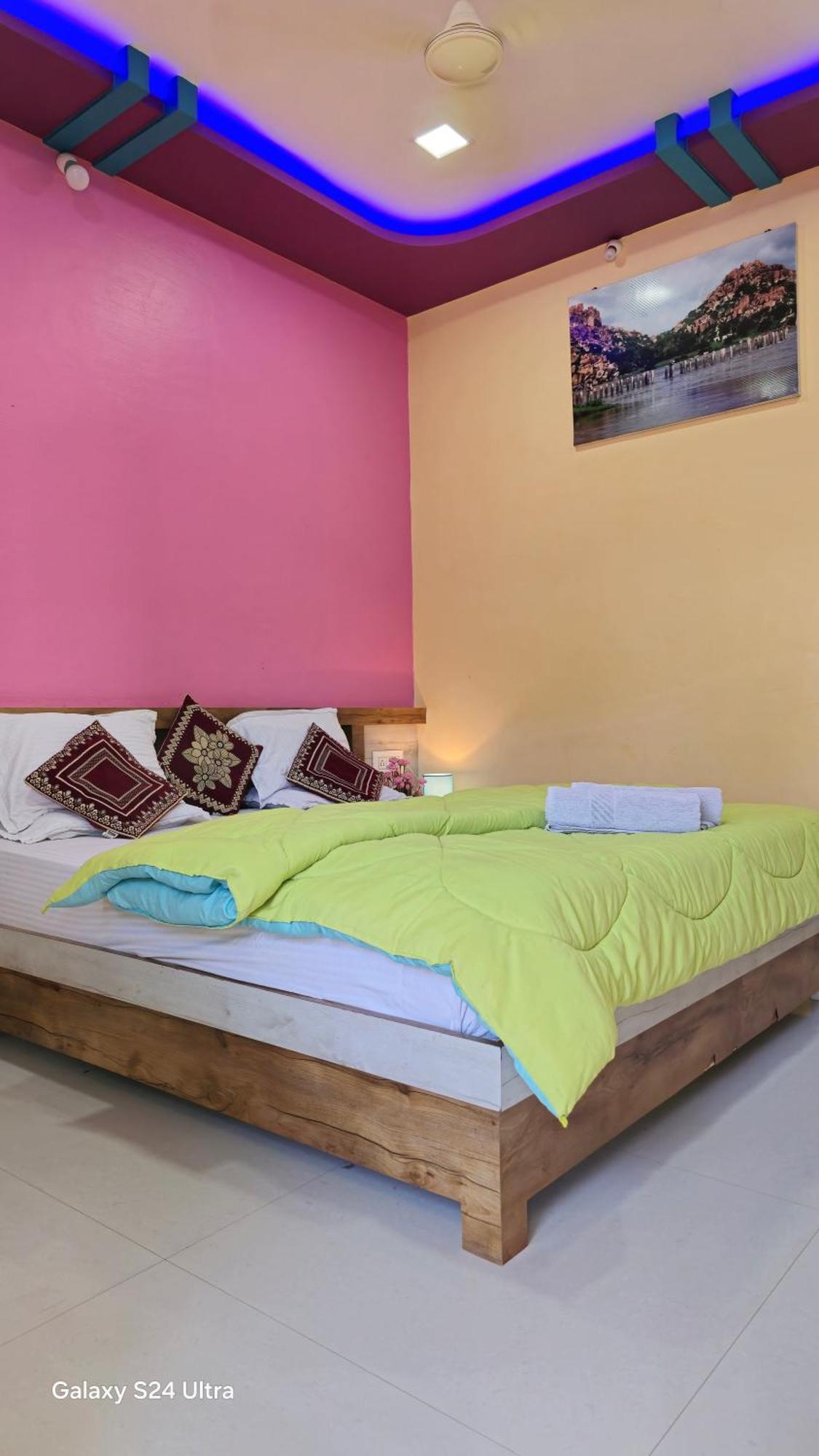 Abhi Homestay Хампи Екстериор снимка